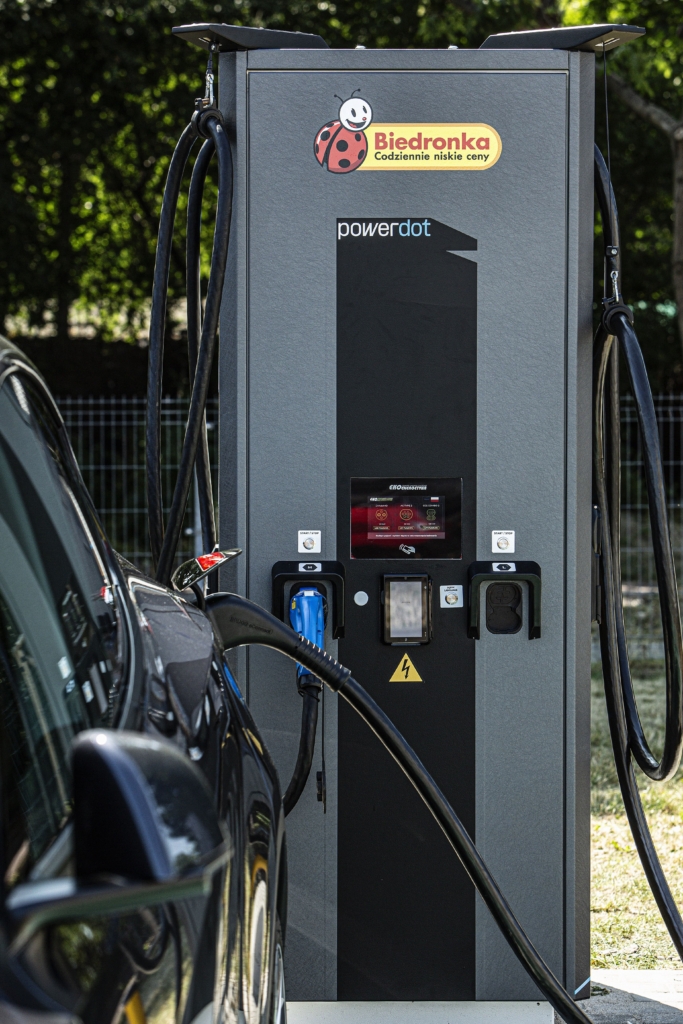 The joint initiative of the Polish supermarket chain owned by Jerónimo Martins and Powerdot aims to build 600 120 kW charging stations by the end of 2024, representing an unprecedented investment program in the implementation of high-speed infrastructure for electric cars in Poland.